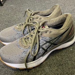 Size 8 Women’s gel nimbus Asics, like new!